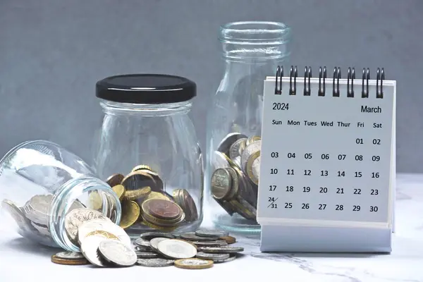 Март 2024 Календарь Стеклянные Банки Мультивалютными Монетами Концепция Финансирования 2024 Лицензионные Стоковые Изображения