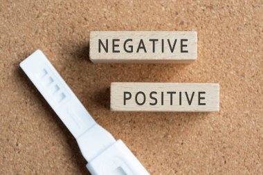 Tahta blokta hamilelik testi kitli negatif ve pozitif kelimeler..