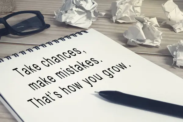 Tahta masadaki kalemle motivasyon alıntısı yaparak şansını dene, hata yap, işte böyle büyürsün..