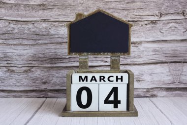 Tahta tahta üzerinde beyaz küp blok üzerinde 04 Mart takvim tarihi.