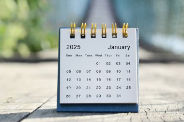 Ocak 2025, arka planı yeşil bulanık beyaz takvim. 2024 Yeni Yıl Konsepti.