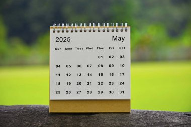 Yeşil zemin bulanık takvimine sahip Mayıs 2025 - Yeni yıl konsepti