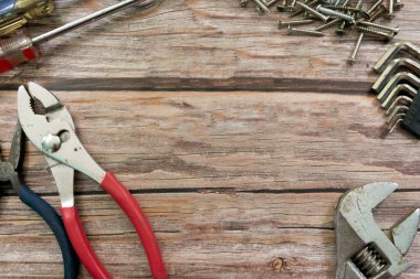 Tahta masadaki eski inşaat aletleri. Sanayi araçları, ev yenileme, bakım ve onarım kavramı.