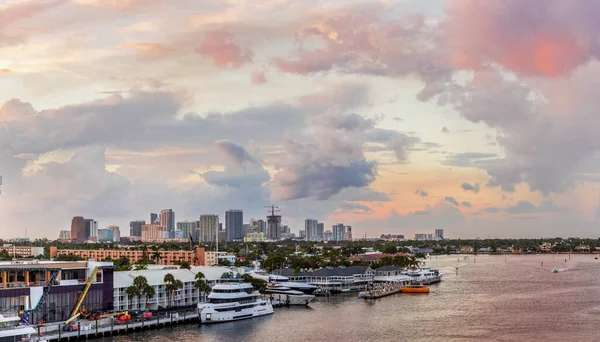 Gün Batımında Caddedeki Köprüden Fort Lauderdale Şehir Merkezine Bakın — Stok fotoğraf