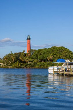Günbatımında Jüpiter Körfezi 'nin kuzey tarafındaki Jüpiter fenerine bakın.