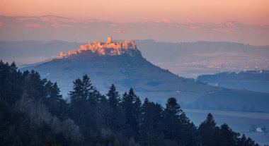 Slovakya 'nın doğusundaki Spis Kalesi' nin kalıntıları..