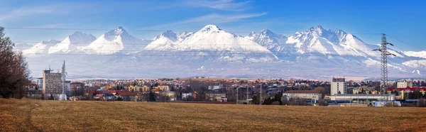 High Tatras Dağları Nın Altındaki Poprad Kasabasına Bak — Stok fotoğraf