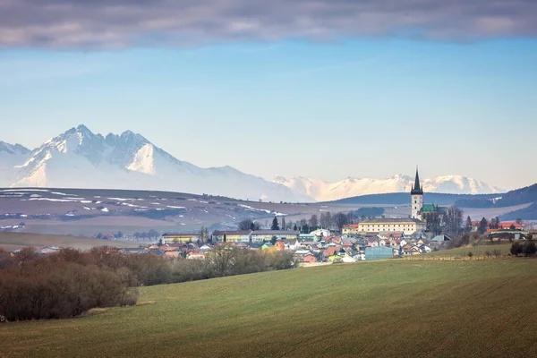 Spissky Stvrtokは 高タトラ山脈を背景にした中東スロバキアのプレソフ地方のレヴォチャ地区の村や自治体です — ストック写真