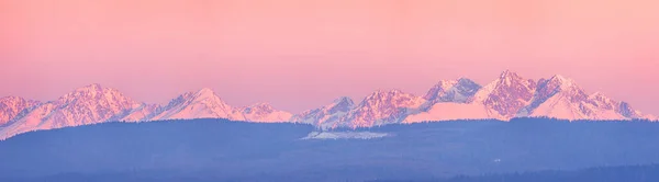 Gün Doğmadan Önce Yüksek Tatras Dağlarına Panoramik Görünüm — Stok fotoğraf
