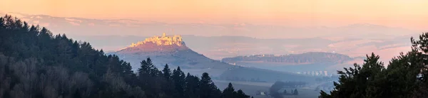日の出に東スロバキアのSpis城の遺跡 — ストック写真
