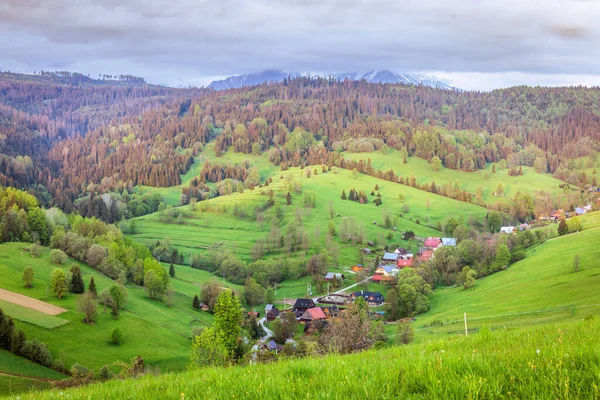 Wioska Osturna Słowacji Tatrami Bielskimi Tle — Zdjęcie stockowe