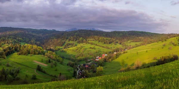 バックグラウンドでBelianskeタトラとスロバキアのOstrna村 — ストック写真