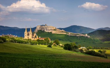 Slovakya 'nın doğusundaki Spis Kalesi' nin kalıntıları Orta Avrupa 'nın en büyük kalelerinden birini oluşturur. Şato Spisske Podhradie 'nin üzerinde Spisska Kapitula ile birlikte yer almaktadır.