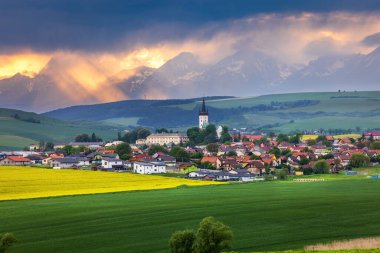 Spissky Stvrtok, Slovakya 'nın Presov Bölgesi' nde Levoca Bölgesi 'ne bağlı bir köydür. Arka planda Yüksek Tatras