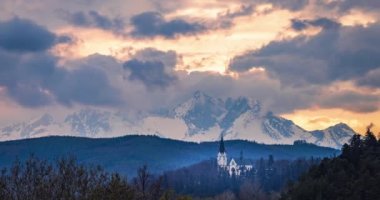 Geçmiş zaman atlaması üzerine Bakire Meryem, Levoca ve High Tatras Bazilikasına bak