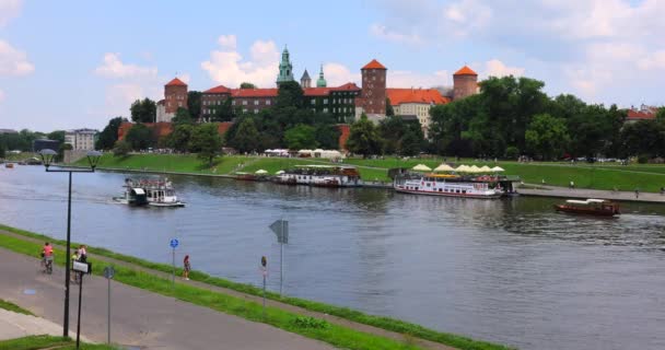 Krakow Polonya Haziran 2023 Krakow Sakinleri Vistula Kıyılarında Wawel Kraliyet — Stok video