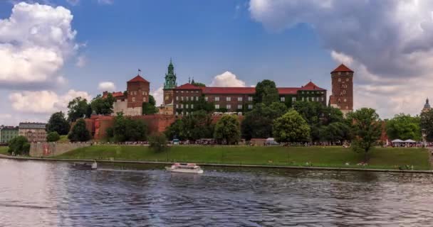 Rzeka Wisła Biegnie Bezpośrednio Pod Krakowskim Pałacem Królewskim Wawelu Zapewnia — Wideo stockowe