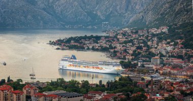 Kotor, Karadağ - 10 Eylül 2023: Gün batımında Kotor Körfezi ve Eski Kent 'e panoramik manzara.
