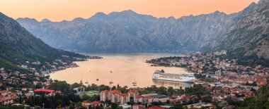 Kotor, Karadağ - 10 Eylül 2023: Gün batımında Kotor Körfezi ve Eski Kent 'e panoramik manzara.