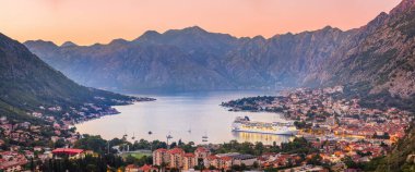 Kotor, Karadağ - 10 Eylül 2023: Gün batımında Kotor Körfezi ve Eski Kent 'e panoramik manzara.