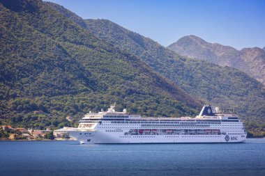 Kotor, Karadağ - 10 Eylül 2023: Armonia Cruise gemisi Kotor Körfezi 'ne vardı.