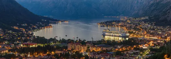 Kotor, Karadağ - 10 Eylül 2023: Gün batımında Kotor Körfezi ve Eski Kent 'e panoramik manzara.