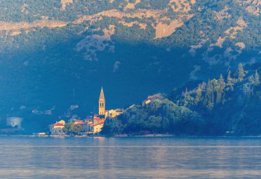 Karadağ 'ın Perast Town kenti sabahın ilk ışıklarıyla.