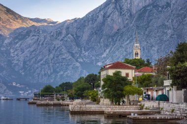 Dobrota, Karadağ 'ın Kotor belediyesine bağlı bir kasabadır..