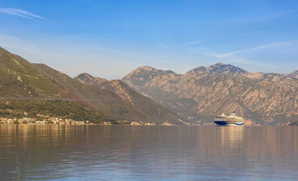 Sabah Gemiyle Kotor Körfezi — Stok fotoğraf