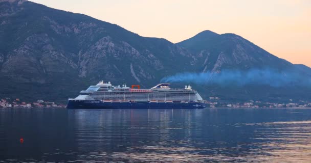 Kotor Montenegró Szeptember 2023 Cruise Ship Érkezik Kotor Bay Napkeltekor — Stock videók
