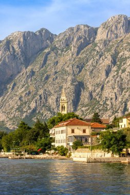 Dobrota, Karadağ 'ın Kotor belediyesine bağlı bir kasabadır..