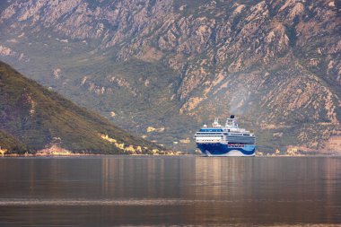 Kotor, Karadağ - 14 Eylül 2023: Gemi Kotor Körfezi 'ne gün doğumunda varıyor.