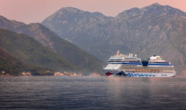 Kotor, Karadağ - 14 Eylül 2023: Gemi Kotor Körfezi 'ne gün doğumunda varıyor.