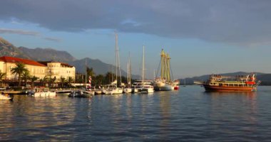 Tivat, Karadağ - 15 Eylül 2023: Tivat Karadağ 'ın güneybatısında bir kıyı kenti ve turistler Kotor Körfezi' nde özel tekne turuna çıkabiliyorlar.