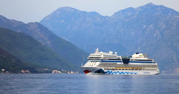 Crucero Aida Blu Está Llegando Bahía Kotor — Vídeo de stock