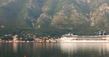 Kotor, Karadağ - 21 Eylül 2023: Lirica Gemi Kotor Körfezi 'ne gün doğumunda varıyor.