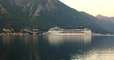 Kotor, Karadağ - 21 Eylül 2023: Lirica Gemi Kotor Körfezi 'ne gün doğumunda varıyor.