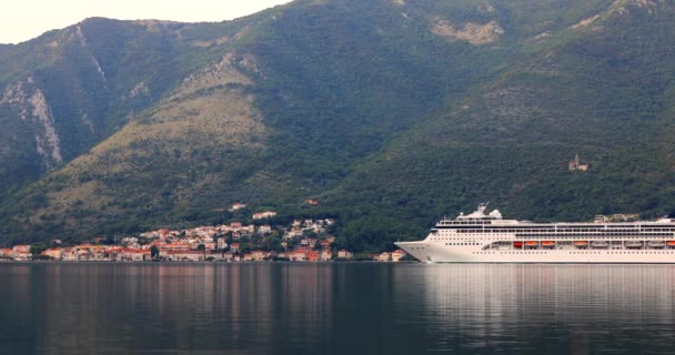 Kotor Montenegro Septiembre 2023 Lirica Cruise Ship Llega Bahía Kotor — Vídeos de Stock
