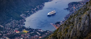 Gün batımında yukarıdan Kotor Körfezi 'ne bak