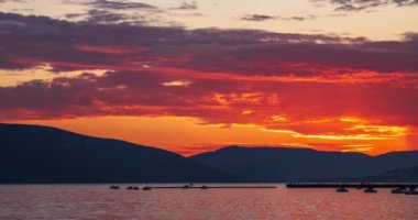 Tivat.Tivat, Karadağ 'ın güneybatısında, Kotor Körfezi' nde yer alan bir kıyı kentidir. Zaman aşımı