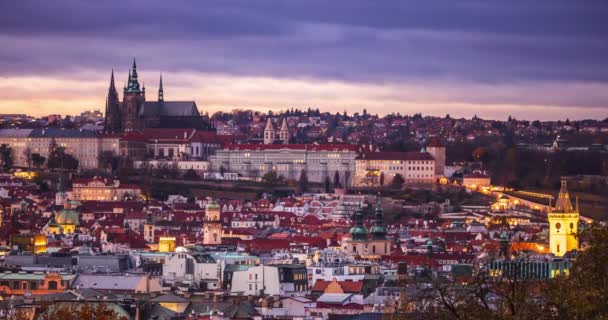 夜間のライトアップされたプラハ城 — ストック動画