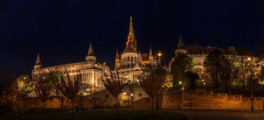 Balıkçı Kalesi Budapeşte 'de peri masalı kuleleri olan panoramik izleme terası. Geceleri görünüm