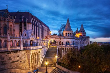 Balıkçı Kalesi Budapeşte 'de peri masalı kuleleri olan panoramik izleme terası. Geceleri görünüm