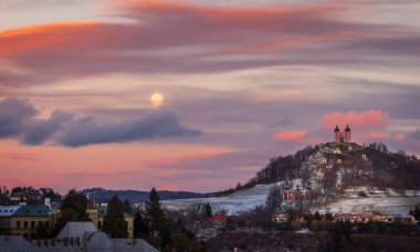 Banska Stiavnica, Slovakya Avrupa 'nın en güzel şehirlerinden biridir. Tepedeki süvariler gün batımında bir mimari ve peyzaj birimidir.