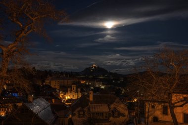 Banska Stiavnica, Slovakya Avrupa 'nın en güzel şehirlerinden biridir. Tepedeki süvariler geceleri mimari ve peyzaj birimidir..