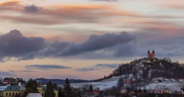 Banska Stiavnica, Slovakya Avrupa 'nın en güzel şehirlerinden biridir. Tepedeki süvariler bir mimari ve peyzaj birimidir. Ay doğumu zaman aşımı