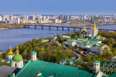 Kiev Pechersk Lavra 'nın çan kulesinden Kiev şehrine bakın. 