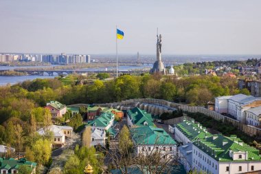 Kiev Pechersk Lavra 'nın çan kulesinden Kiev şehrine bakın. 