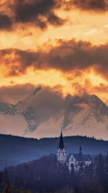 Tatras dağlarında gün batımı, Levoca Slovakya dikey videosu