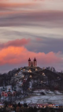 Banska Stiavnica Slovakya 'da günbatımında tepenin zirvesinde dikey video zaman atlaması
